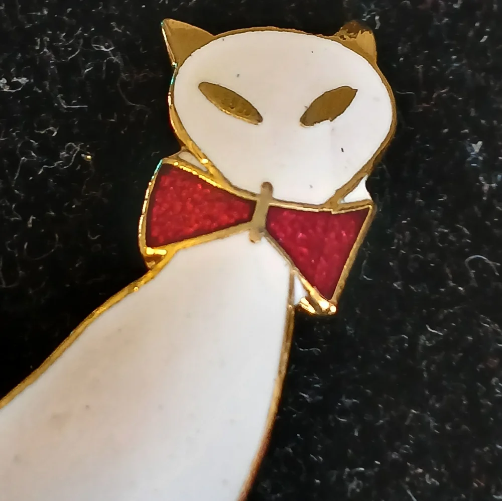 Vintage goldtone cloisonne Siamese cat brooch white with red bow tie